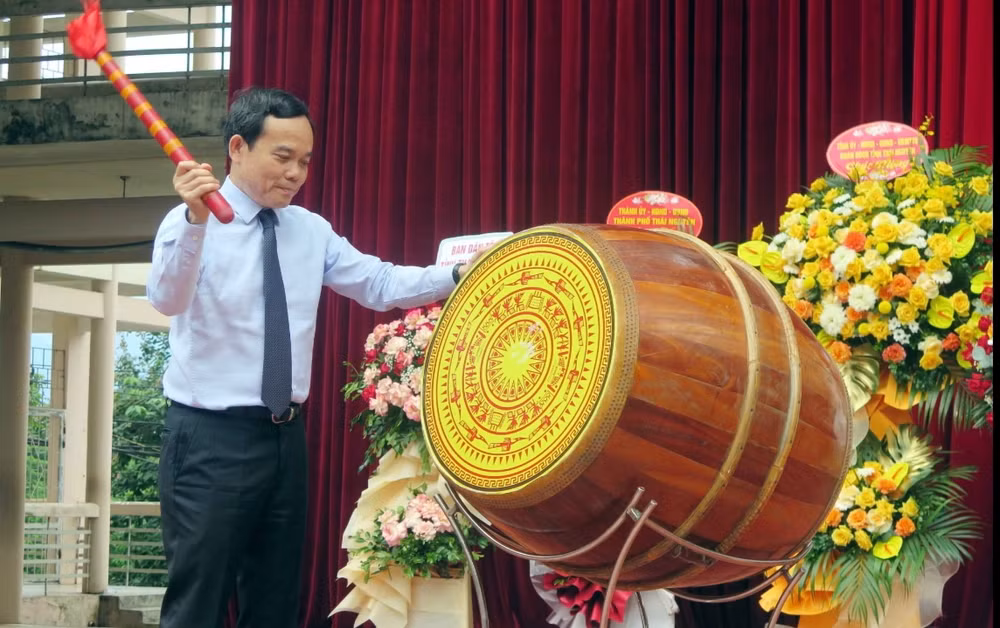 Phó Thủ tướng Trần Lưu Quang đánh trống khai giảng năm học mới của Trường phổ thông vùng cao Việt Bắc.