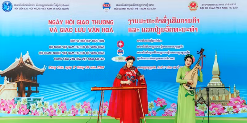Việt Nam và Lào thúc đẩy giao lưu văn hóa. (Ảnh TTXVN)