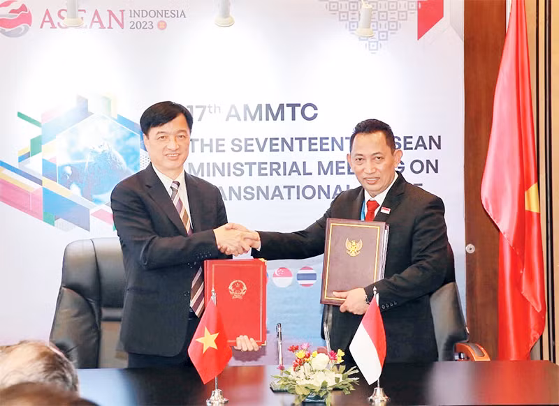 Thứ trưởng Công an Nguyễn Duy Ngọc và Đại tướng Listyo Sigit Prabowo, Tư lệnh Cảnh sát quốc gia, Trưởng AMMTC Indonesia ký kết Nghị định thư sửa đổi bổ sung Bản ghi nhớ giữa Chính phủ hai nước về hợp tác phòng ngừa và đấu tranh chống tội phạm, ngày 21/8/2023. 