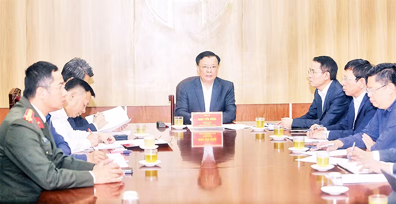 Bí thư Thành ủy Hà Nội Đinh Tiến Dũng tiếp công dân, giải quyết hai vụ việc tại huyện Sóc Sơn và huyện Thanh Oai. (Ảnh THÀNH NGUYỄN)