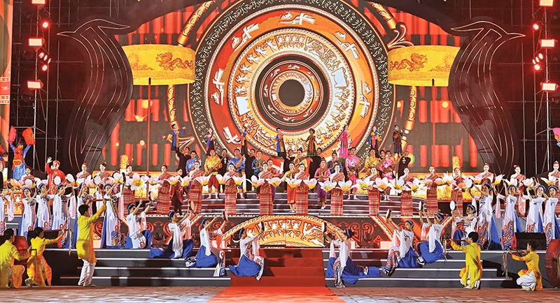 Biểu diễn nghệ thuật tại Festival Ninh Bình-Tràng An kết nối di sản.(Ảnh: THU CÚC) 