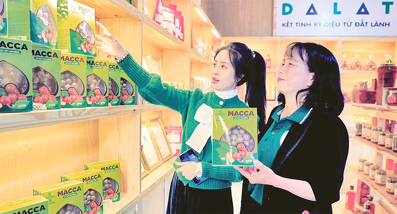 Một điểm trưng bày, giới thiệu và bán sản phẩm mang nhãn hiệu "Đà Lạt-kết tinh kỳ diệu từ đất lành". Một điểm trưng bày, giới thiệu và bán sản phẩm mang nhãn hiệu "Đà Lạt-kết tinh kỳ diệu từ đất lành".