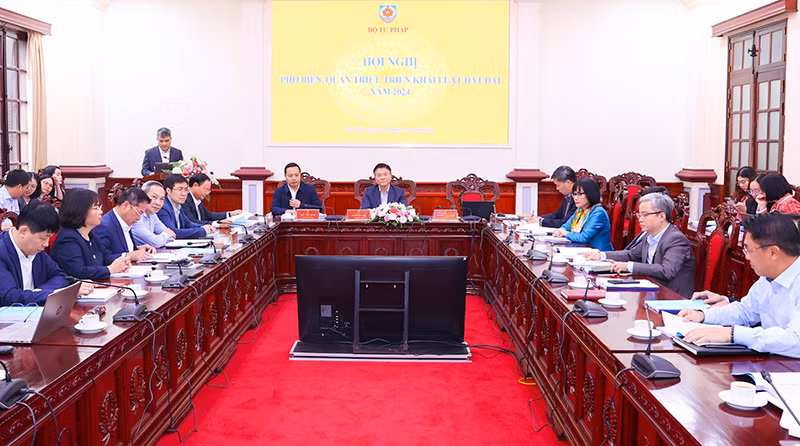 Hội nghị Phổ biến, quán triệt, triển khai Luật Đất đai năm 2024 với hình thức trực tiếp và trực tuyến đến cán bộ, công chức ngành tư pháp. (Ảnh LÊ SƠN) 
