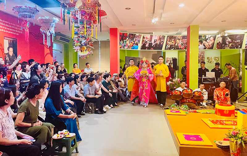 Chương trình trải nghiệm văn hóa "Tín ngưỡng thờ Mẫu: Tâm-Đẹp-Vui" tại Bảo tàng Phụ nữ Việt Nam.