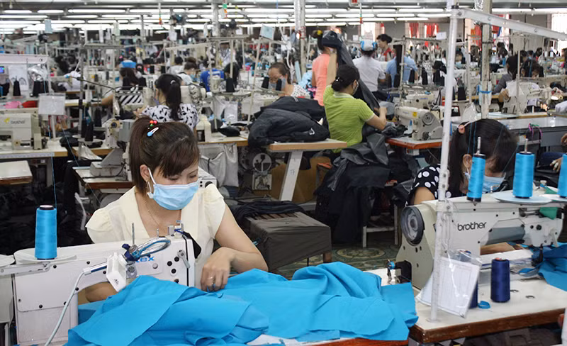 Sản xuất hàng may mặc xuất khẩu tại Công ty cổ phần Đồng Tiến.