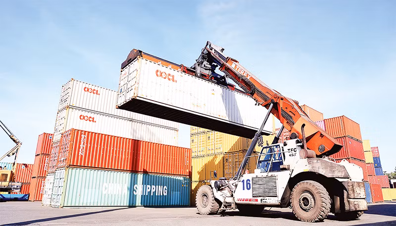Bốc dỡ hàng hóa tại cảng ICD Phước Long (thành phố Thủ Đức).