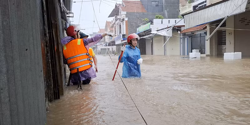 Mưa lớn kết hợp triều cường khiến nhiều khu vực tại quận Đồ Sơn (Hải Phòng) bị ngập gần 1m. (Ảnh VIỆT HÒA)