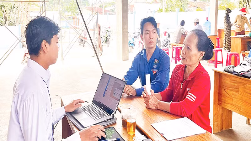 Phạm Minh Mây (giữa) hỗ trợ người dân Ngày thứ bảy tình nguyện.