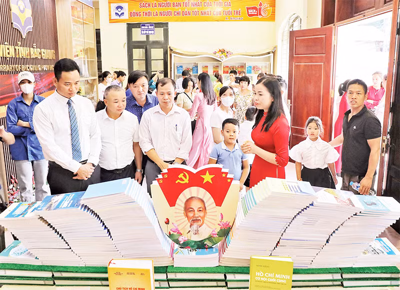 Độc giả tham quan mô hình trưng bày sách tại Thư viện tỉnh Bắc Giang.