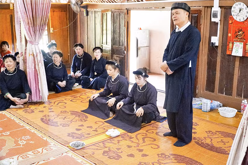Nhà gái hát điệu "Đưa cô dâu ra trình họ" giới thiệu, gửi gắm cô dâu cho nhà trai.
