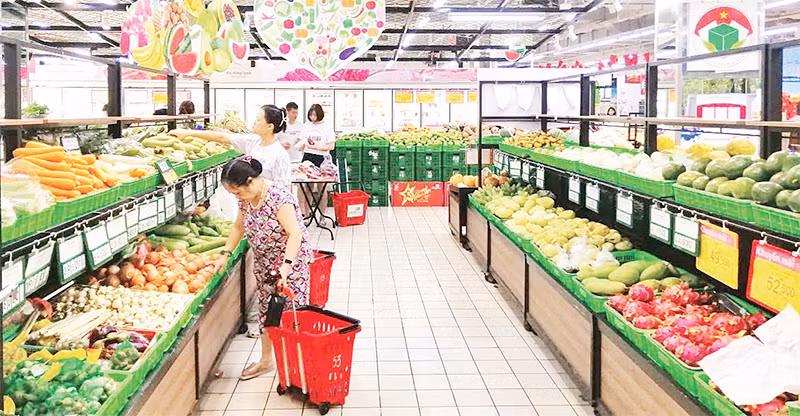 Người dân tìm mua thực phẩm tại một siêu thị Co.opmart ở miền bắc.