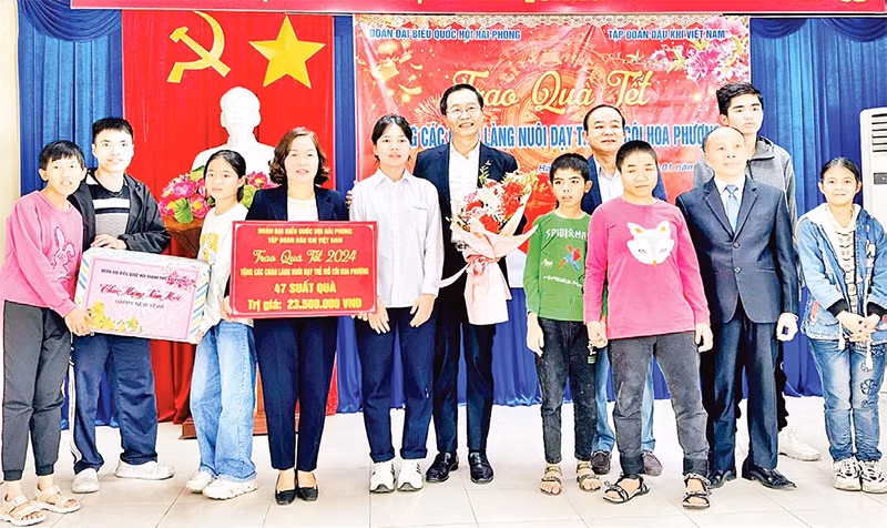 Đoàn công tác trao quà Tết tặng trẻ em tại Làng Nuôi dạy trẻ mồ côi Hoa Phượng, TP Hải Phòng. (Ảnh NGÔ QUANG DŨNG) 