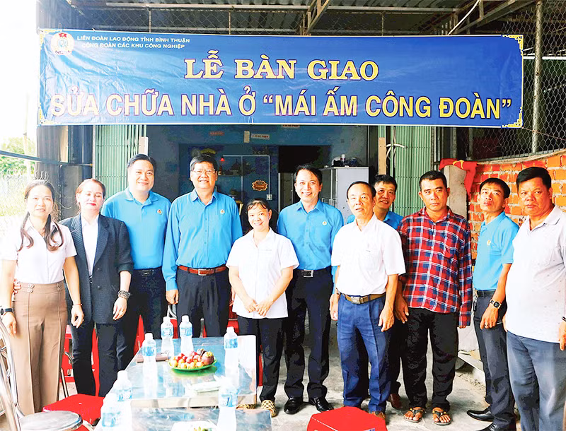 Liên đoàn Lao động tỉnh Bình Thuận hỗ trợ kinh phí xây dựng, sửa chữa nhà "Mái ấm công đoàn" cho đoàn viên. (Ảnh TL)