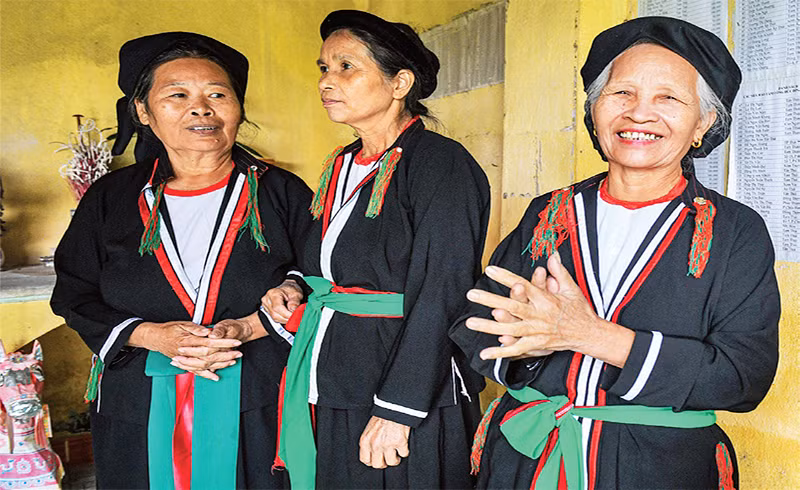 Các cụ già dân tộc Sán Dìu hào hứng hát soọng cô. (Ảnh: THÀNH ĐẠT)