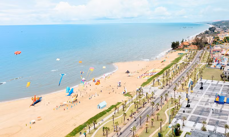 Nhiều hoạt động trên biển của thành phố Phan Thiết được du khách lựa chọn tham gia.