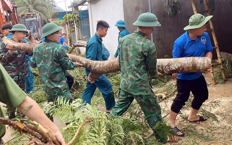 Lực lượng chức năng huyện Mường Lát (Thanh Hóa) sơ tán người dân ở xã Pù Nhi và thị trấn Mường Lát khỏi các nhà bị tốc mái, đồng thời giúp người dân khắc phục nhà bị hư hỏng. (Ảnh LÊ DƯƠNG)