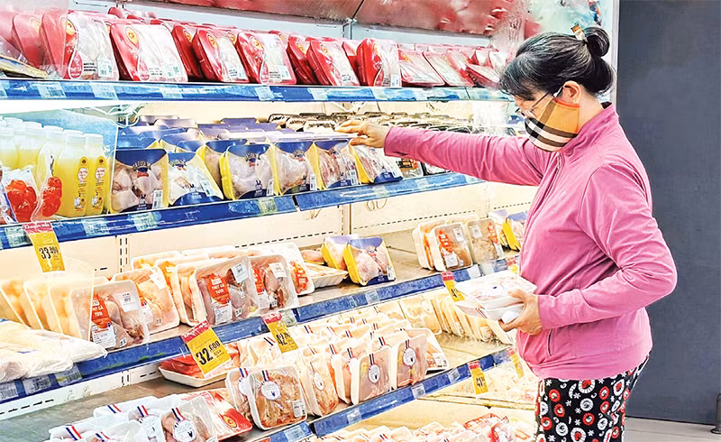 Người dân mua sắm hàng hóa bình ổn thị trường tại một siêu thị Co.opmart. 