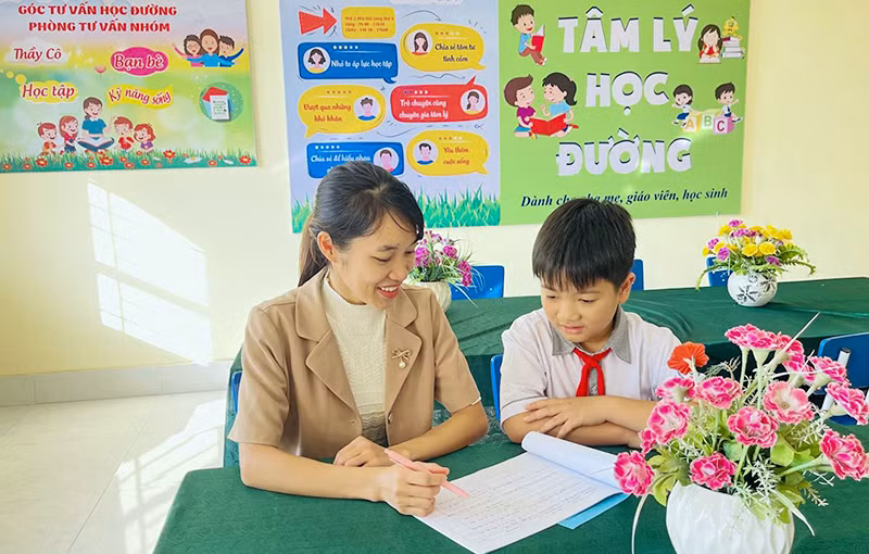 Tư vấn tâm lý cho học sinh tại Trường tiểu học Đại Lai, huyện Gia Bình, tỉnh Bắc Ninh. (Ảnh VŨ NGA) 