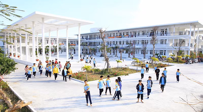 Giờ ra chơi của học sinh Trường THCS, THPT Đặng Chí Thanh, xã Cà Ná, huyện Thuận Nam.