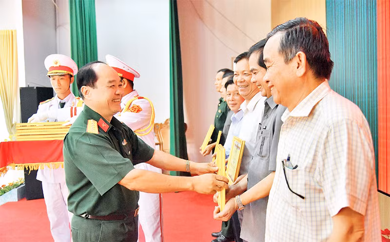 Lãnh đạo Bộ Chỉ huy quân sự tỉnh Kiên Giang trao Bằng khen tặng các tập thể có thành tích xuất sắc. Lãnh đạo Bộ Chỉ huy quân sự tỉnh Kiên Giang trao Bằng khen tặng các tập thể có thành tích xuất sắc.