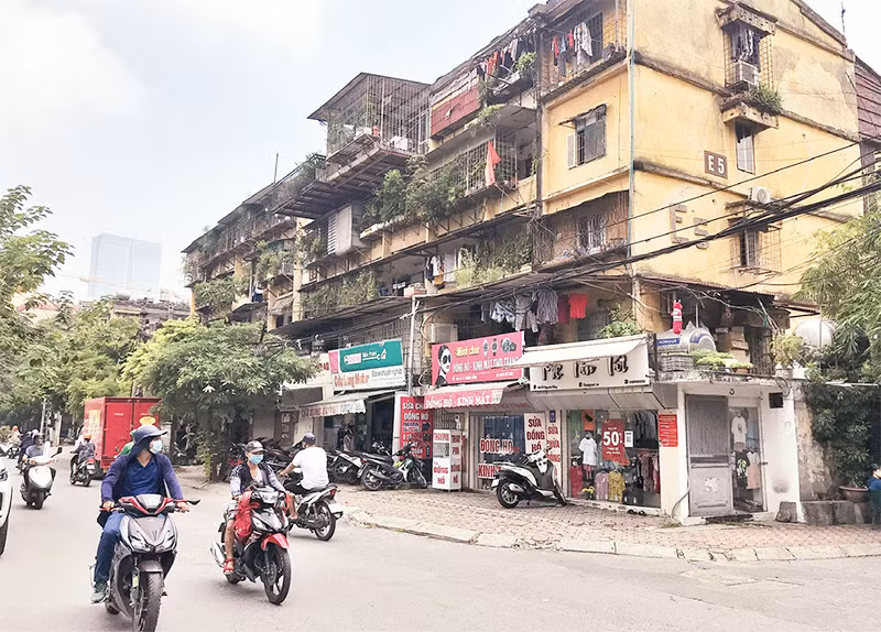 Một chung cư cũ xuống cấp, cần cải tạo, xây dựng lại.