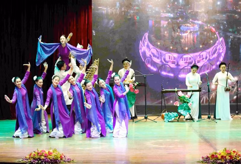 Một tiết mục biểu diễn trong khuôn khổ "Tuần Văn hóa Việt Nam tại Campuchia". (Ảnh TTXVN)