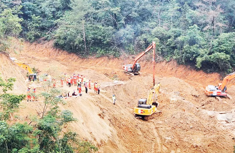 Lực lượng cứu hộ được triển khai đến hiện trường. (Ảnh TÂN HOA XÃ)