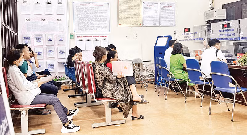 Người dân đến làm thủ tục tại Văn phòng Đăng ký đất đai Hà Nội, chi nhánh huyện Thanh Trì.