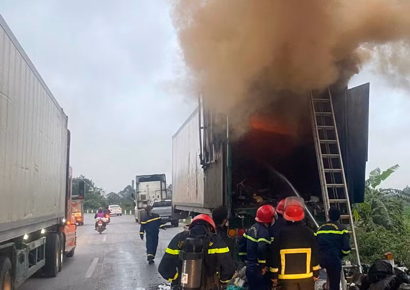 Lực lượng chức năng tháo rời đầu ô-tô kéo container chứa hàng hóa phát sinh hỏa hoạn.
