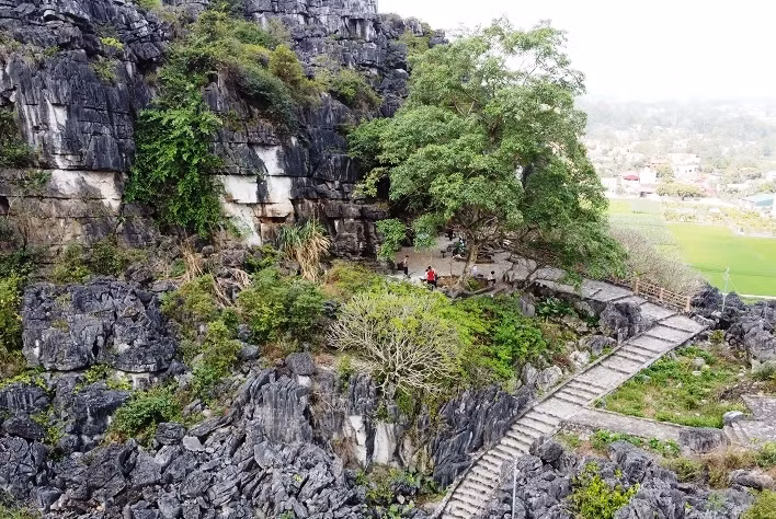 Đường vào Động Hồ Công.