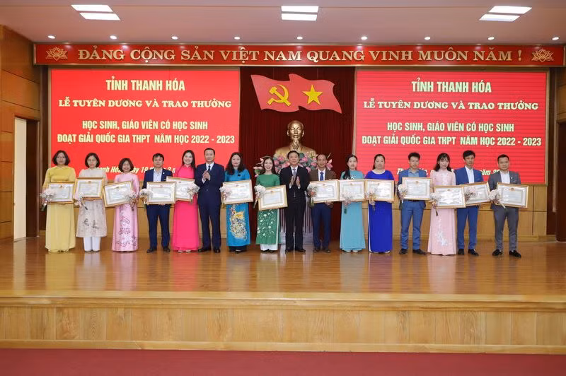 Lãnh đạo tỉnh Thanh Hóa trao tặng Bằng khen cho giáo viên có học sinh đoạt giải quốc gia.