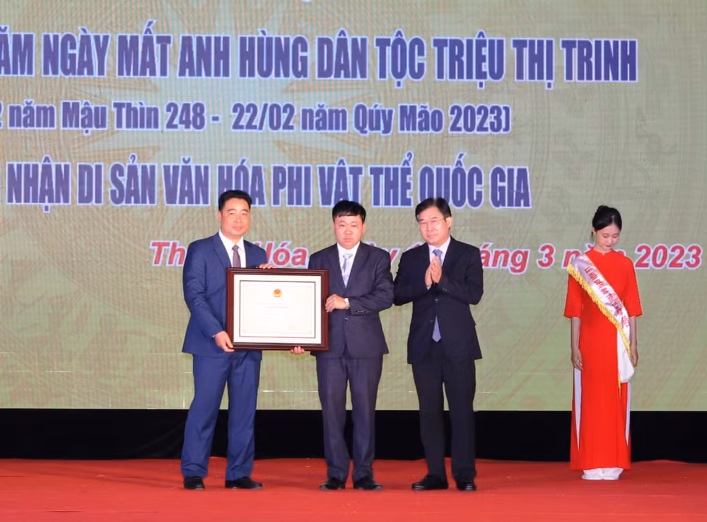 Đại diện Bộ Văn hóa-Thể thao và Du lịch trao Bằng công nhận Di sản phi vật thể quốc gia- Lễ hội đền Bà Triệu cho tỉnh Thanh Hóa.