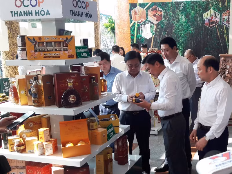 Các đại biểu tham quan sản phẩm OCOP của Thanh Hóa.