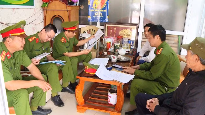 Lực lượng công an kiểm tra sổ sách, giấy tờ liên quan ở một cơ sở kinh doanh có điều kiện. Lực lượng công an kiểm tra sổ sách, giấy tờ liên quan ở một cơ sở kinh doanh có điều kiện.