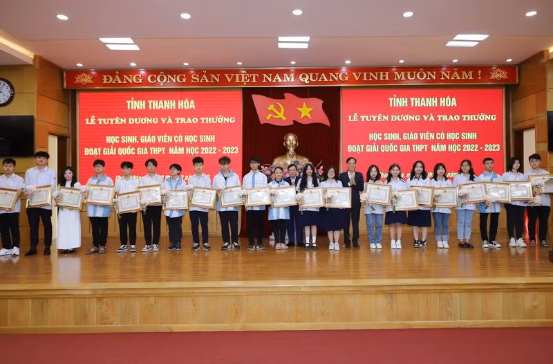 Phó Bí thư Thường trực Tỉnh ủy và Phó Chủ tịch Ủy ban nhân dân tỉnh Thanh Hóa trao Bằng khen cho học sinh giỏi quốc gia.