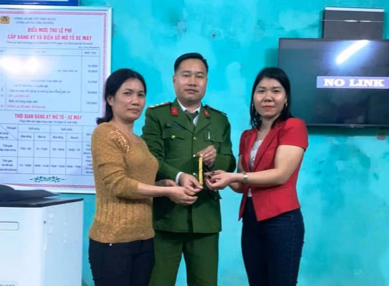 Công an xã Thọ Xương cùng cô giáo bàn giao dây chuyền vàng cho chủ sở hữu.