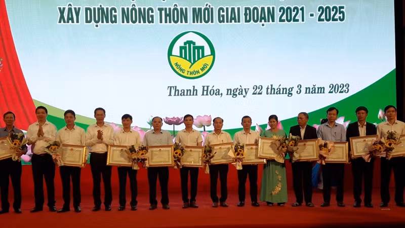 Lãnh đạo tỉnh Thanh Hóa trao tặng Bằng khen cho các cá nhân có thành tích xuất sắc trong xây dựng nông thôn mới.