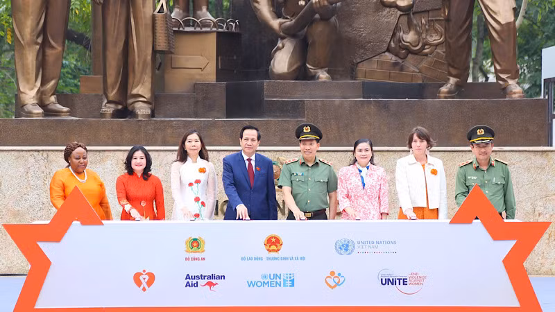 Đại diện lãnh đạo các bộ, ngành, tổ chức quốc tế bấm nút phát động Tháng hành động vì bình đẳng giới năm 2024. 