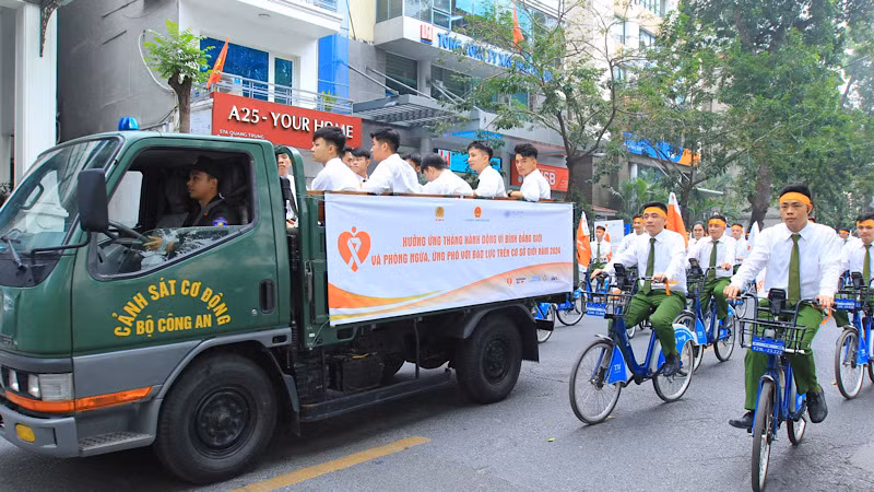 Đoàn thanh niên của lực lượng Công an tổ chức diễu hành hưởng ứng Tháng hành động... (Ảnh: TỐNG GIÁP)