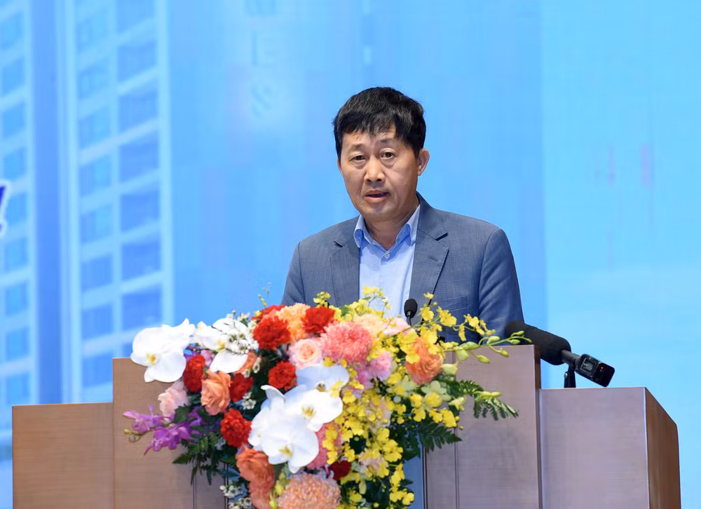 Ông Trần Ngọc Anh, Phó Tổng giám đốc Tổng Công ty Viglacera phát biểu tại Hội nghị Ông Trần Ngọc Anh, Phó Tổng giám đốc Tổng Công ty Viglacera phát biểu tại Hội nghị