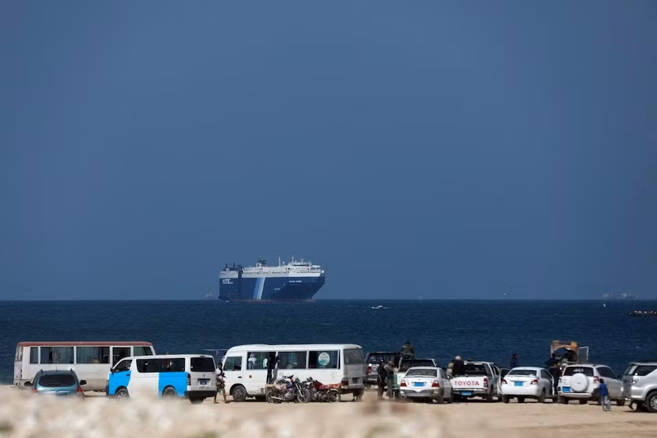 Tàu thương mại Galaxy Leader, bị lực lượng Houthi của Yemen bắt giữ, được nhìn thấy ngoài khơi bờ biển al-Salif, Yemen, ngày 5/12/2023. Ảnh: REUTERS
