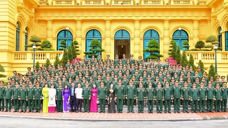 Đoàn đại biểu Quân khu 7 chụp ảnh lưu niệm tại Phủ Chủ tịch nước.