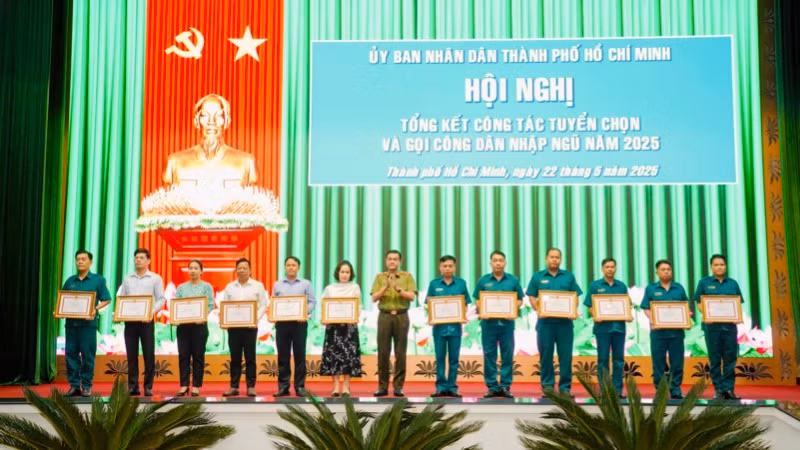 Lãnh đạo Công an Thành phố Hồ Chí Minh biểu dương những trường hợp tiêu biểu về thực hiện nghĩa vụ quân sự.