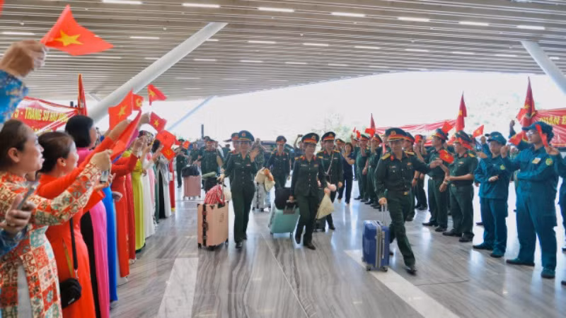 Người dân Thành phố Hồ Chí Minh chào tạm biệt các đoàn tham gia diễu binh, diễu hành trong Đại lễ 30/4.