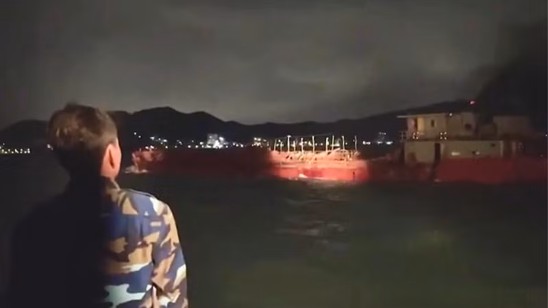 Bộ đội Biên phòng bắt quả tang phương tiện bơm hút cát trái phép vào ban đêm.