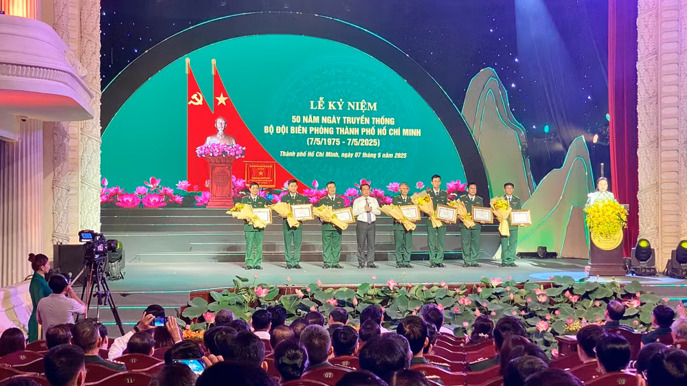 Quang cảnh Lễ Kỷ niệm 50 năm Ngày truyền thống Bộ đội Biên phòng Thành phố Hồ Chí Minh.