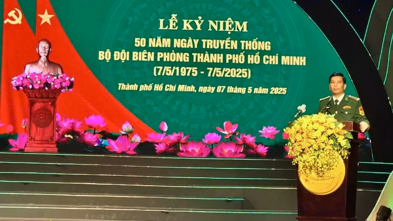 Đại tá Đỗ Vĩnh Thăng, Chính ủy Bộ chỉ huy Bộ đội Biên phòng Thành phố Hồ Chí Minh trình bày diễn văn tại Lễ kỷ niệm.