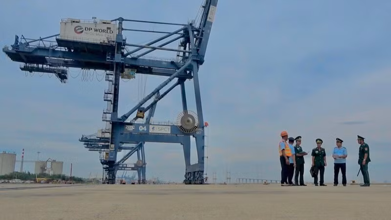 Trạm Biên phòng phối hợp làm việc với các lực lượng chức năng tại khu vực cảng biển Hiệp Phước.