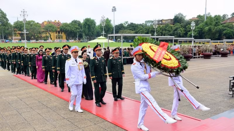 Đoàn đại biểu Quân khu 7 dâng hương tại Lăng Chủ tịch Hồ Chí Minh.