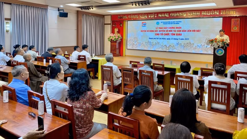 Quang cảnh lễ trao giấy chứng nhận quyền sử dụng đất cho các cơ sở tôn giáo.